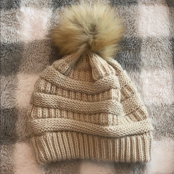 CC Beanie with pompom - Picture 3 of 3